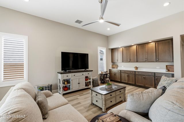 1445 E Golden Rock Way, Green Valley, AZ 85614