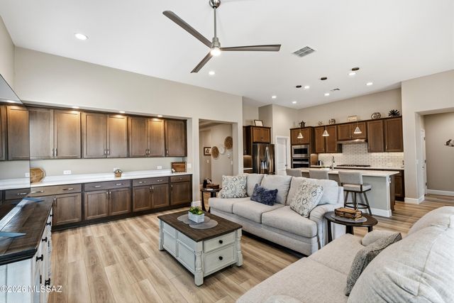 1445 E Golden Rock Way, Green Valley, AZ 85614