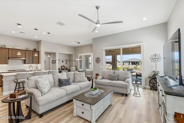 1445 E Golden Rock Way, Green Valley, AZ 85614