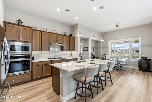 1445 E Golden Rock Way, Green Valley, AZ 85614