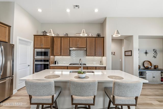 1445 E Golden Rock Way, Green Valley, AZ 85614