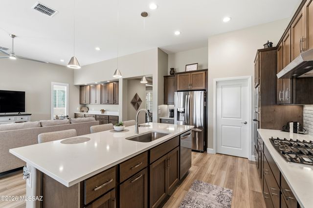 1445 E Golden Rock Way, Green Valley, AZ 85614