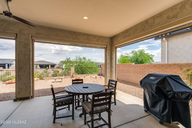 1445 E Golden Rock Way, Green Valley, AZ 85614