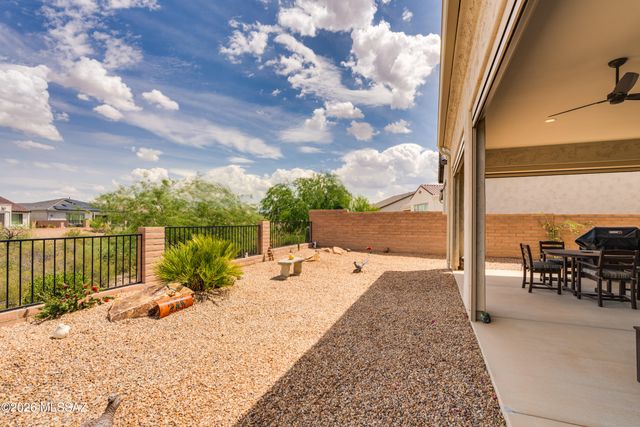 1445 E Golden Rock Way, Green Valley, AZ 85614