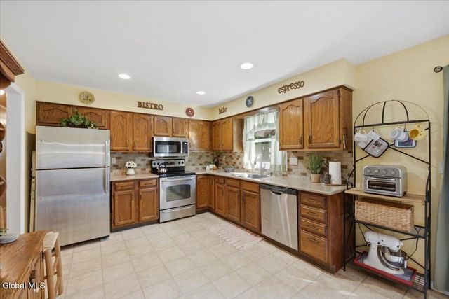7 Turnberry Lane, Clifton Park, NY 12065