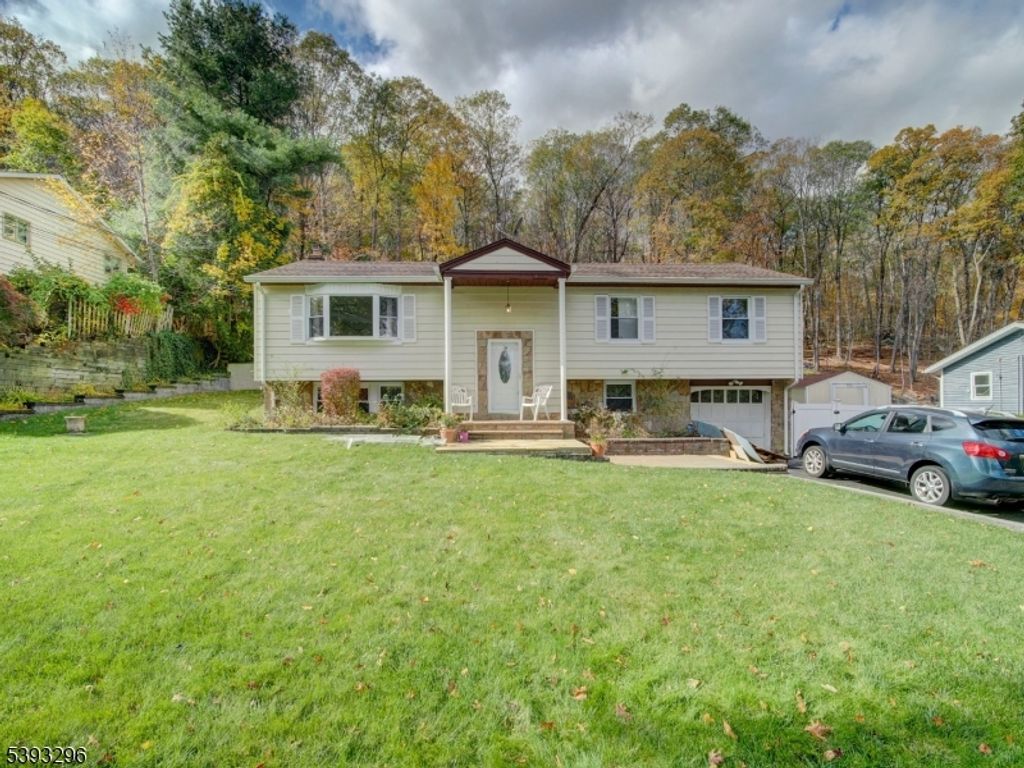 18 Upper High Crest Dr, West Milford Twp., NJ 07480