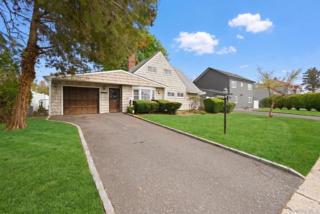 15 Bird Lane, Hicksville, NY 11801