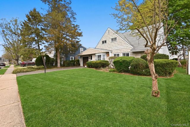 15 Bird Lane, Hicksville, NY 11801