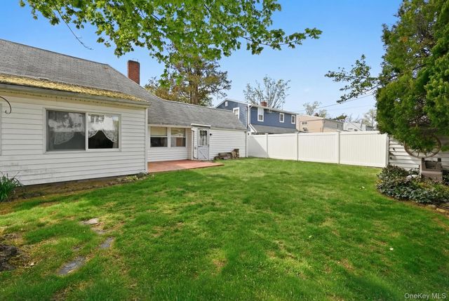 15 Bird Lane, Hicksville, NY 11801