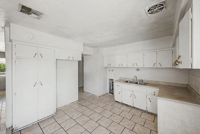 5828 N 63RD Drive, Glendale, AZ 85301
