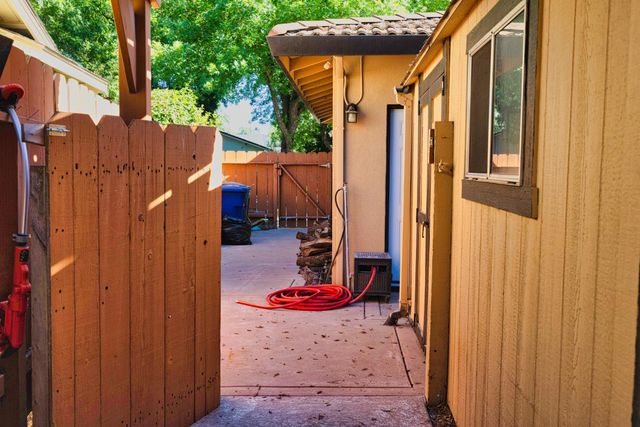 2613 S Surrey Ave, Modesto, CA 95355