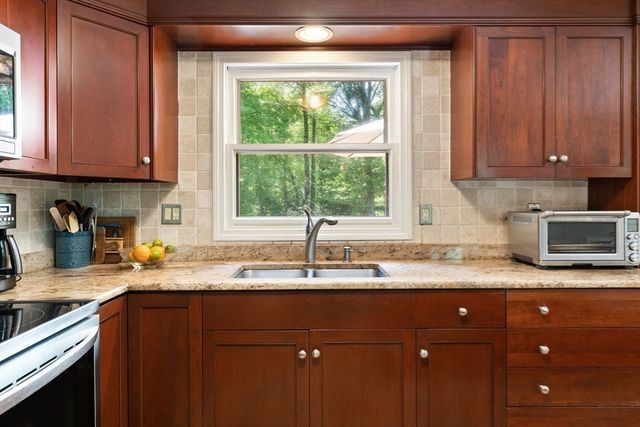 77 Locust St, Freetown, MA 02702