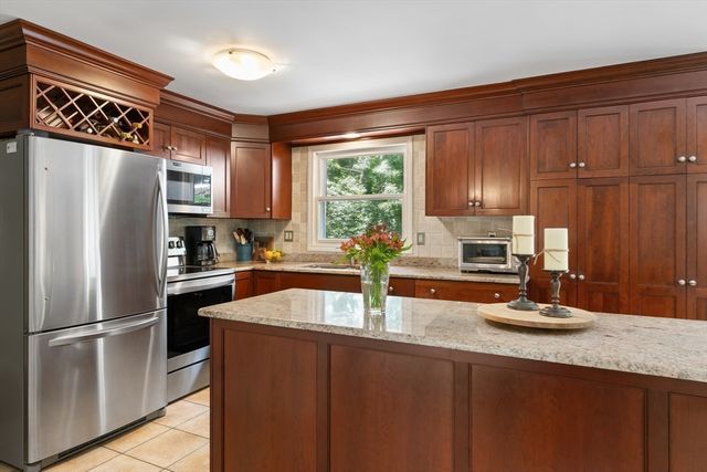 77 Locust St, Freetown, MA 02702