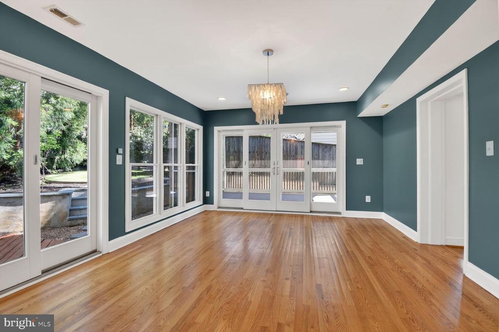 Image 10 of property listing at 12 PARKSIDE RD, Silver Spring, MD 20910