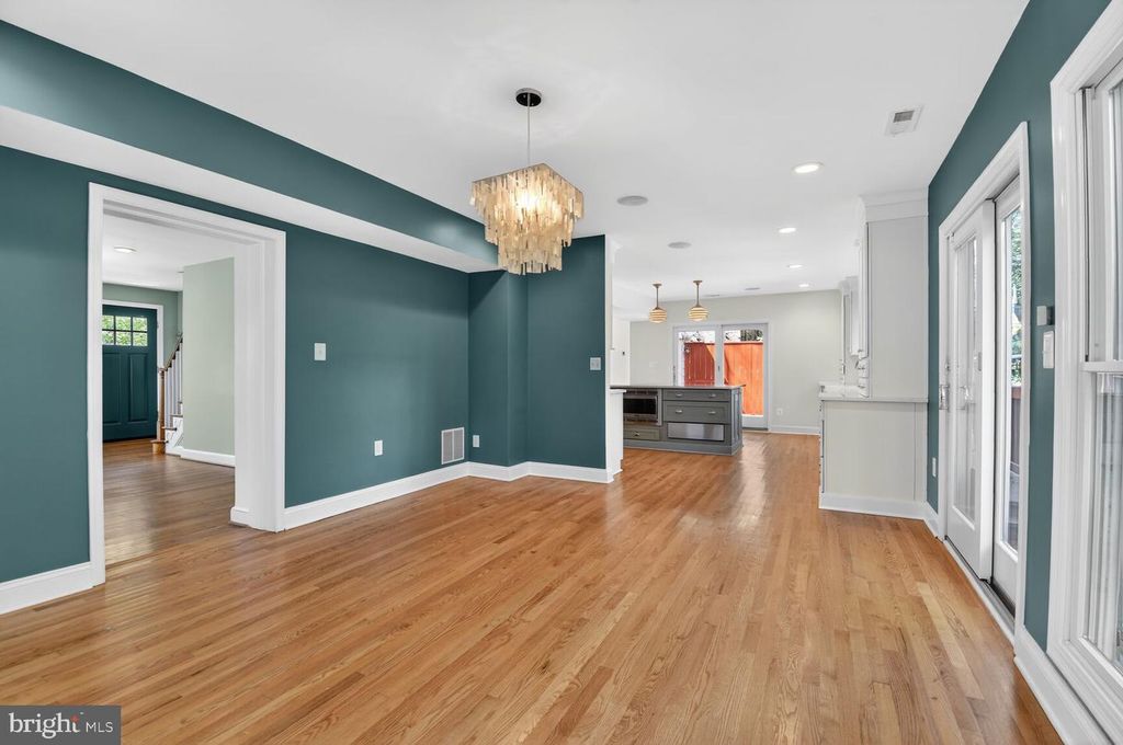 Image 11 of property listing at 12 PARKSIDE RD, Silver Spring, MD 20910