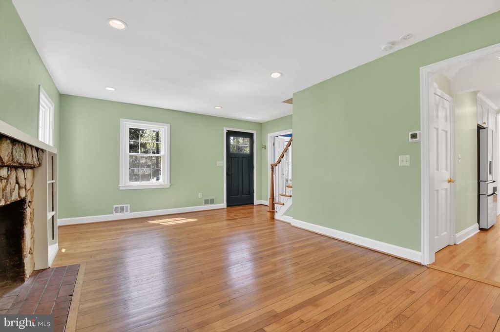 Image 4 of property listing at 12 PARKSIDE RD, Silver Spring, MD 20910