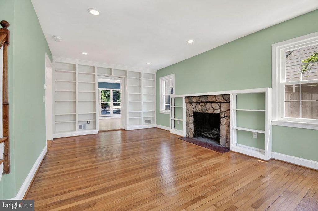 Image 5 of property listing at 12 PARKSIDE RD, Silver Spring, MD 20910