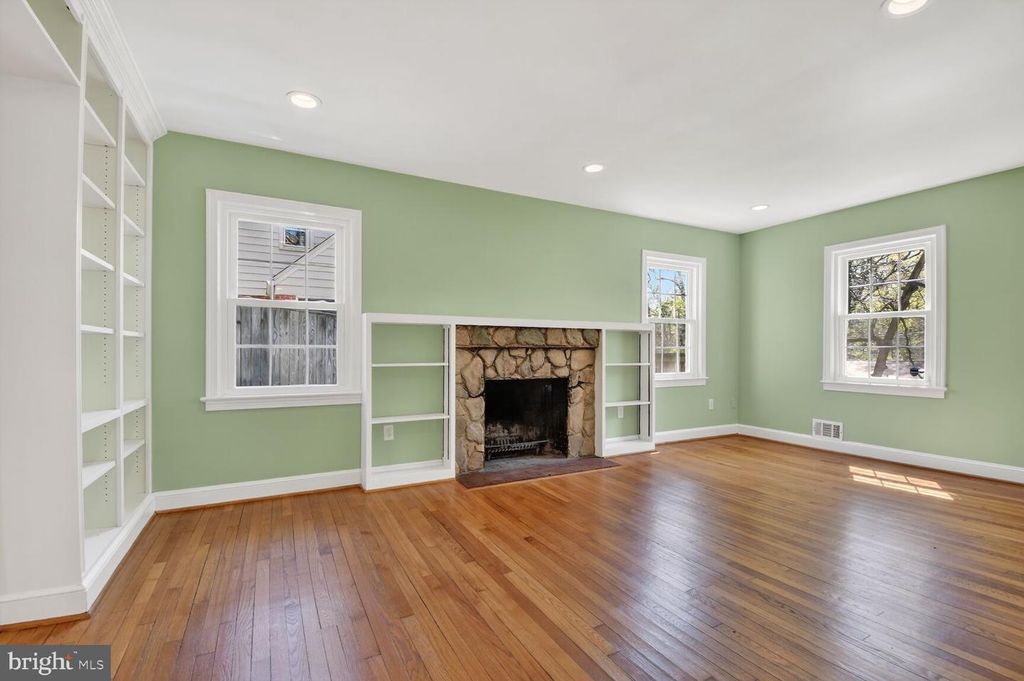 Image 6 of property listing at 12 PARKSIDE RD, Silver Spring, MD 20910