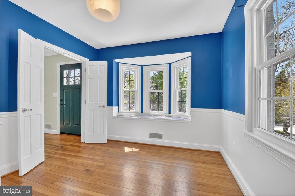 Image 8 of property listing at 12 PARKSIDE RD, Silver Spring, MD 20910