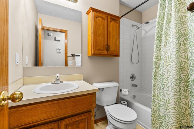 3072 S 35th Avenue, Omaha, NE 68105