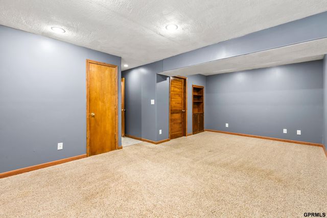 3072 S 35th Avenue, Omaha, NE 68105