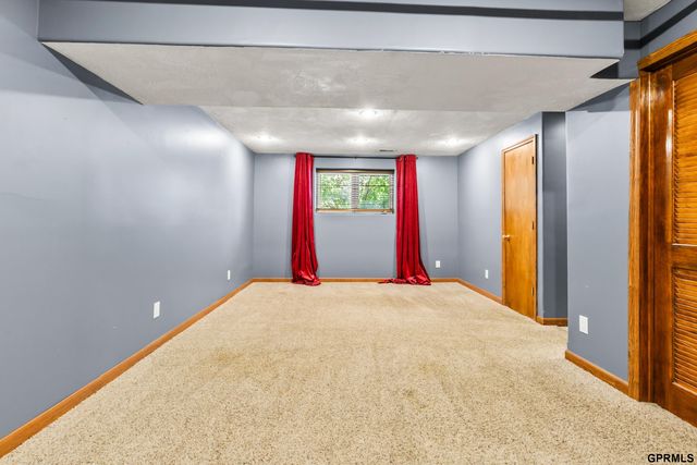 3072 S 35th Avenue, Omaha, NE 68105