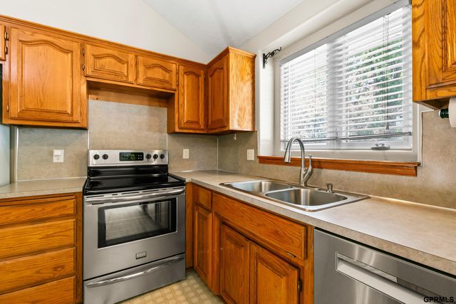 3072 S 35th Avenue, Omaha, NE 68105