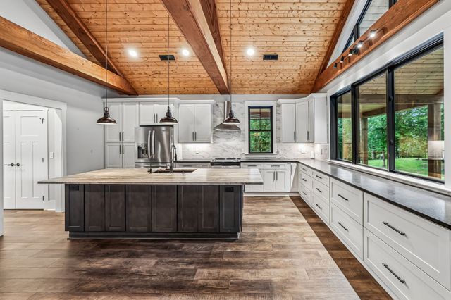 323 Sunset Cove Ln, Winchester, TN 37398