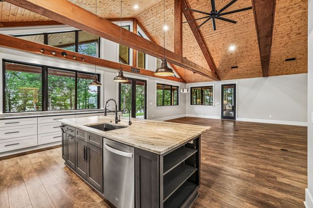 323 Sunset Cove Ln, Winchester, TN 37398