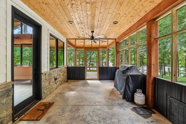 323 Sunset Cove Ln, Winchester, TN 37398