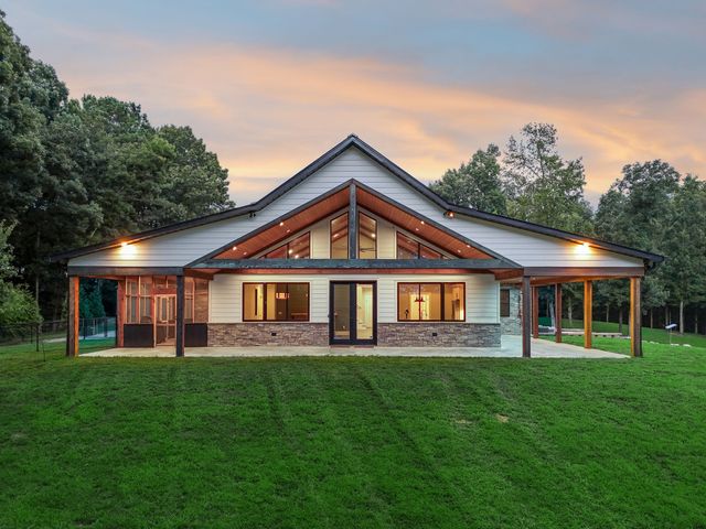 323 Sunset Cove Ln, Winchester, TN 37398