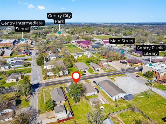 120 S Collins Avenue, Gentry, AR 72734