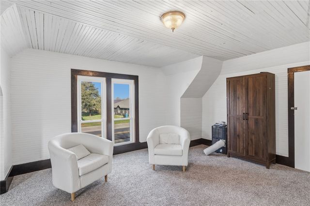 120 S Collins Avenue, Gentry, AR 72734