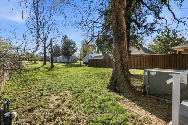 120 S Collins Avenue, Gentry, AR 72734