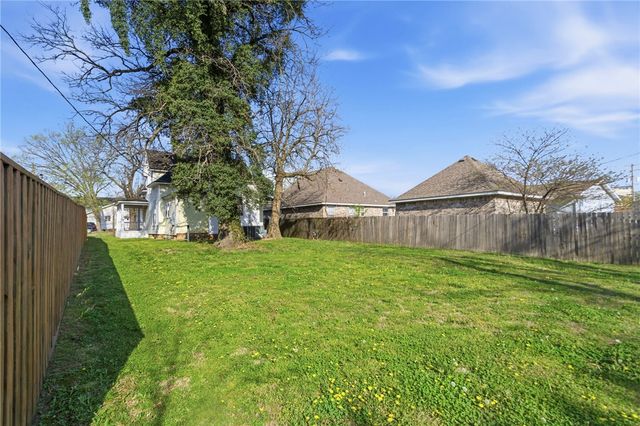 120 S Collins Avenue, Gentry, AR 72734