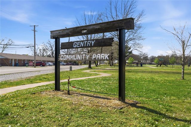 120 S Collins Avenue, Gentry, AR 72734