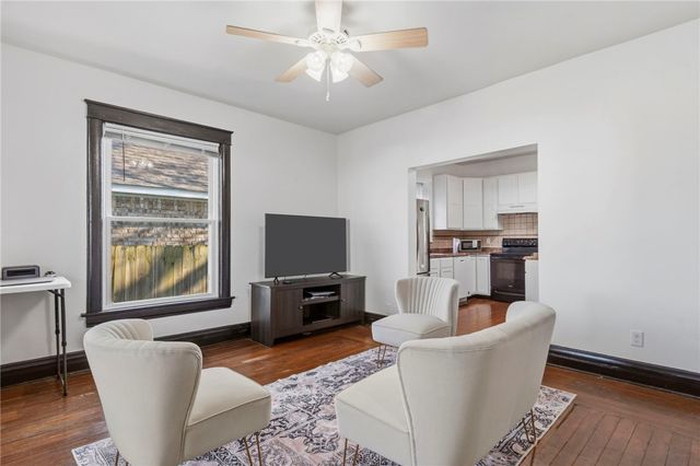 120 S Collins Avenue, Gentry, AR 72734