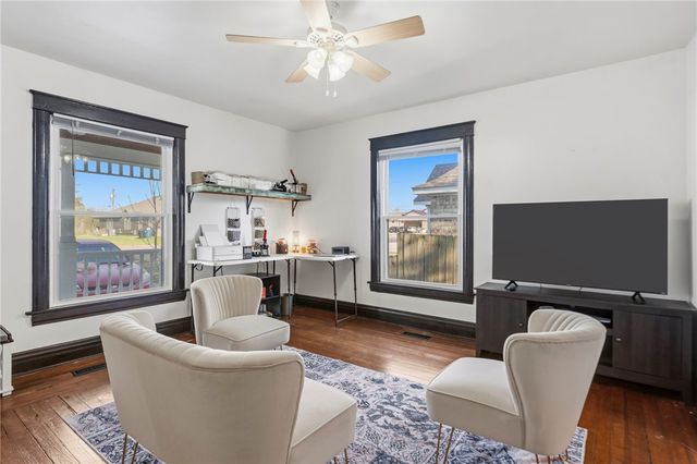 120 S Collins Avenue, Gentry, AR 72734