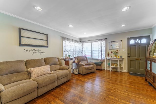 745 Manchester Avenue, Westchester, IL 60154