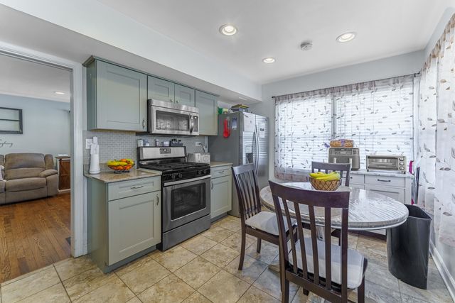 745 Manchester Avenue, Westchester, IL 60154