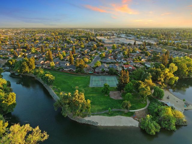 1041 Yuloni Dr, Lodi, CA 95240