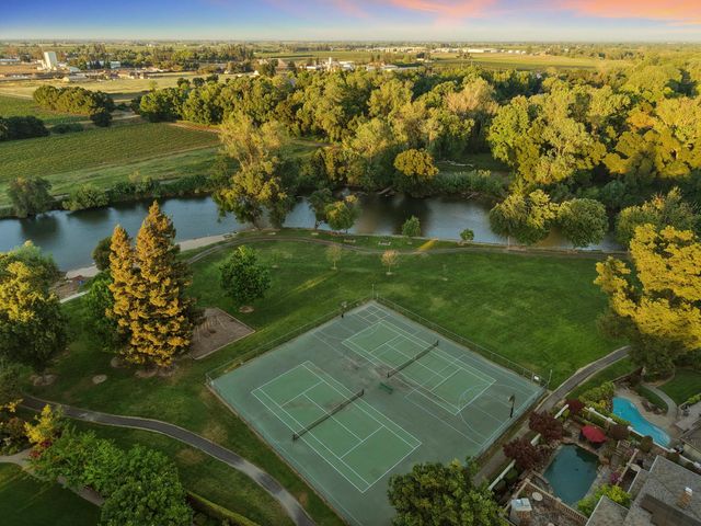 1041 Yuloni Dr, Lodi, CA 95240