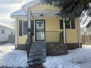 95 W Beverly Avenue, Pontiac, MI 48340