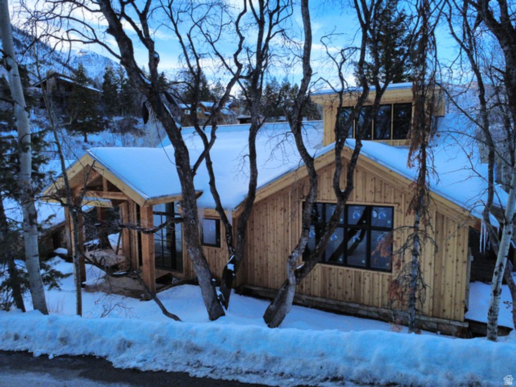 Image 4 of property listing at 3060 E DEER RUN ROAD, Sundance, UT 84604