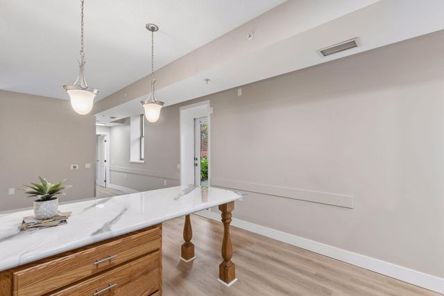 2040 Como Avenue 104, Saint Paul, MN 55108