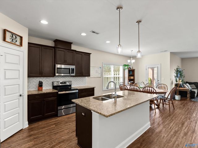 711 Magnolia Place Lane SW, Hartselle, AL 35640