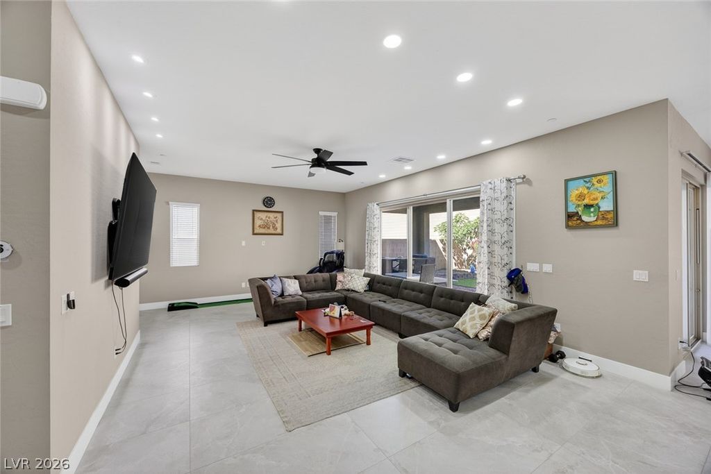 Image 10 of property listing at 782 Glistening Light Court, Henderson, NV 89052