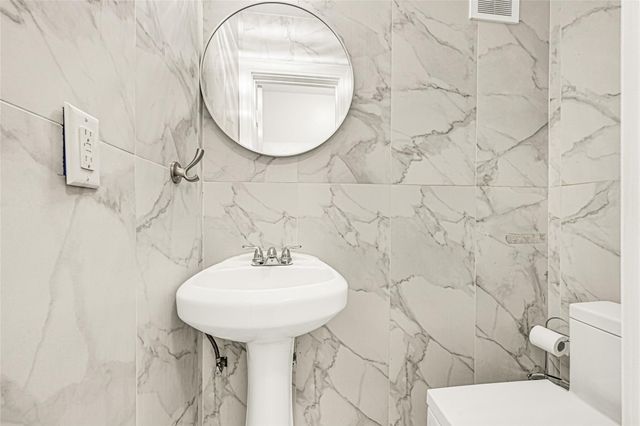 2025 Winrock Boulevard 165, Houston, TX 77057