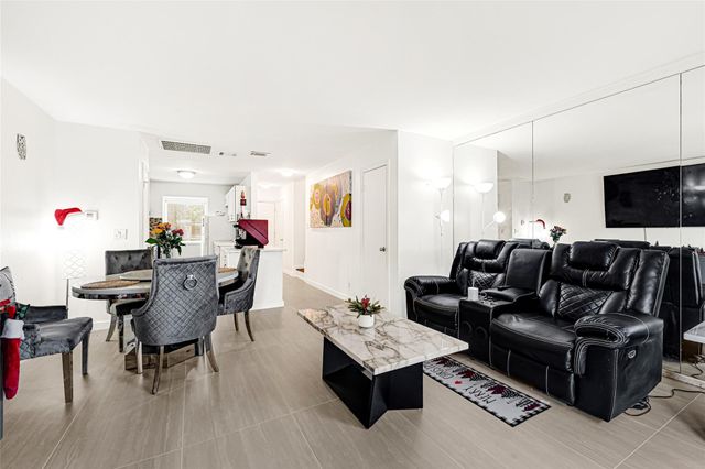 2025 Winrock Boulevard 165, Houston, TX 77057