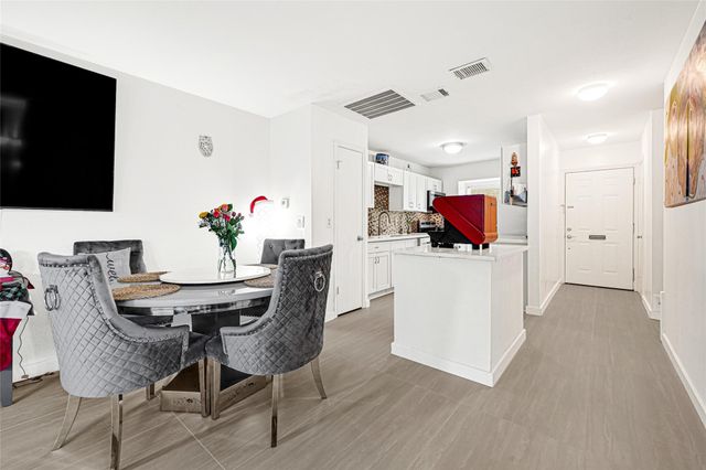 2025 Winrock Boulevard 165, Houston, TX 77057